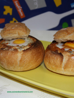 Una foto de Huevos al Nido o panecillos rellenos