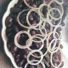 Una foto de Ensalada de fríjoles y cebolla