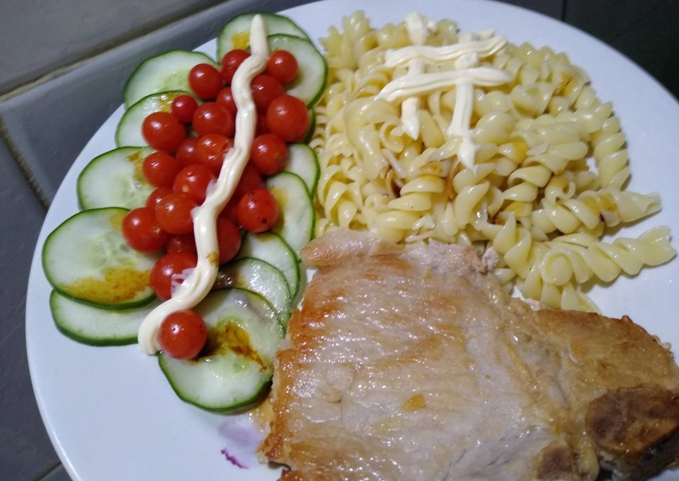 Costilla de Cerdo con fideos, Pepino y Cherrys
