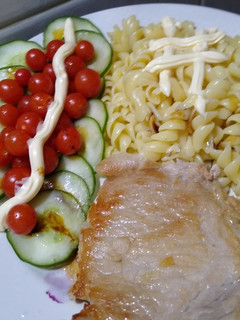 Una foto de Costilla de Cerdo con fideos, Pepino y Cherrys