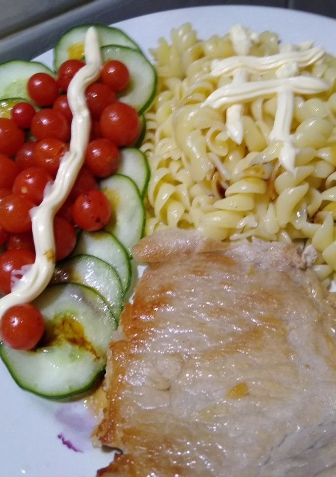 Una foto de Costilla de Cerdo con fideos, Pepino y Cherrys