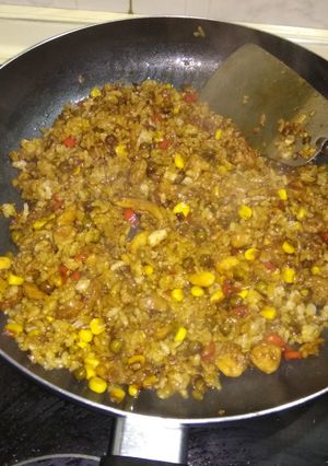 Una foto de Arroz chino frito con pollo