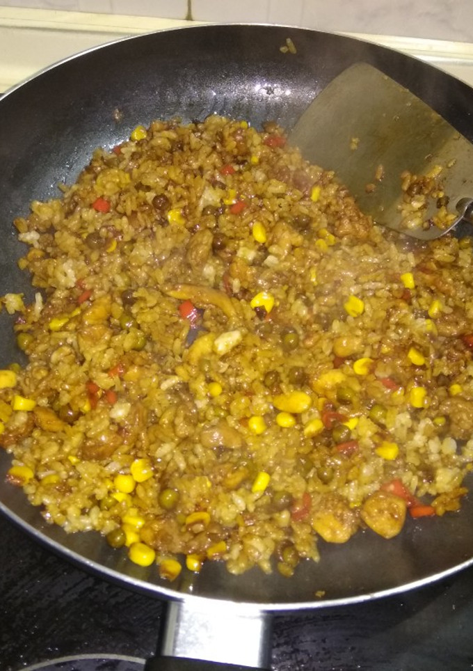 Una foto de Arroz chino frito con pollo