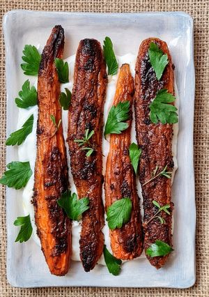 Una foto de Zanahorias Tandoori Masala 🥕 🇮🇳 Zanahorias asadas, sazonadas en yogur natural especiado 🥕