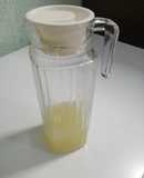 Agua de limón con apio y jengibre
