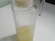 Una foto de limonada con jengibre