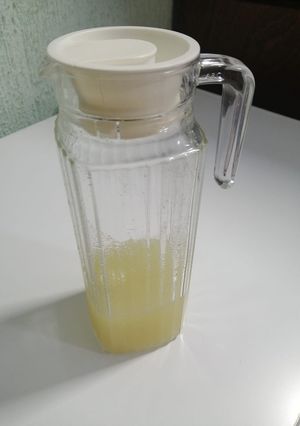 Una foto de Agua de limón con apio y jengibre