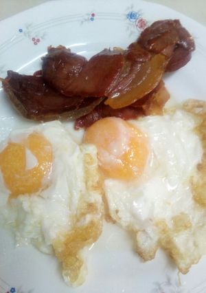 Una foto de Huevos fritos con jamón serrano