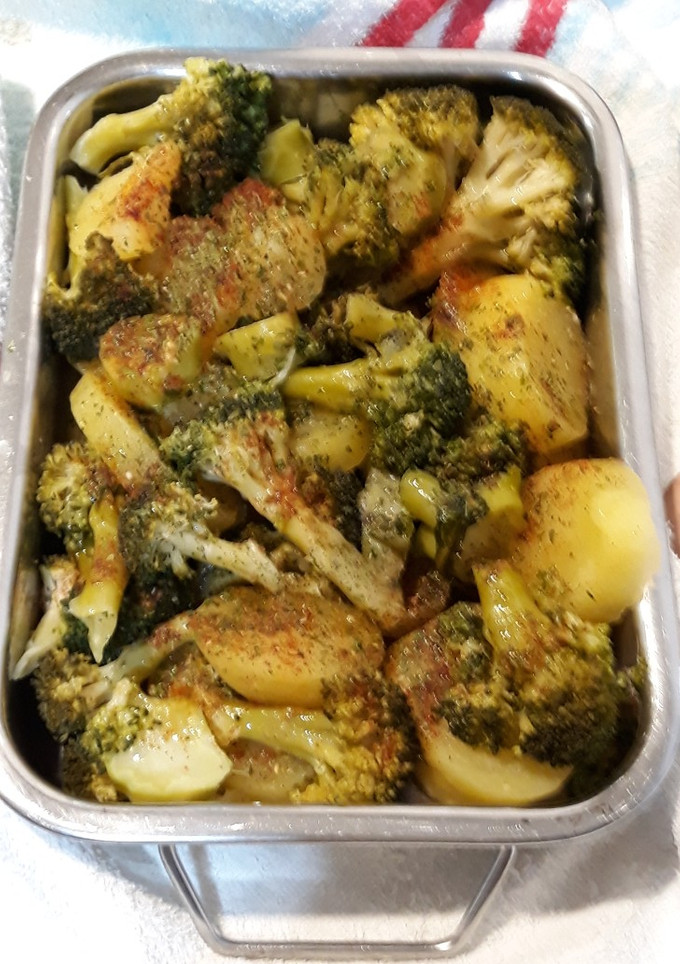 Una foto de Brócoli y patatas al vapor con especias y sal negra