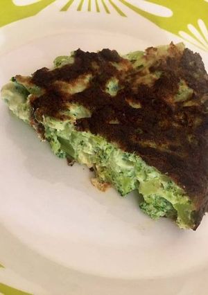 Una foto de Tortilla de brócoli y pencas de acelga