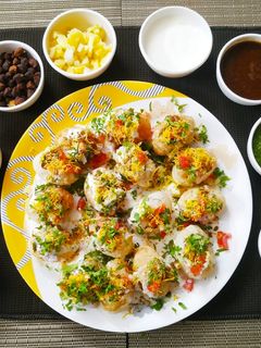 દહીં પૂરી (Dahi Poori Recipe In Gujarati) રેસીપી મુખ્ય ફોટો
