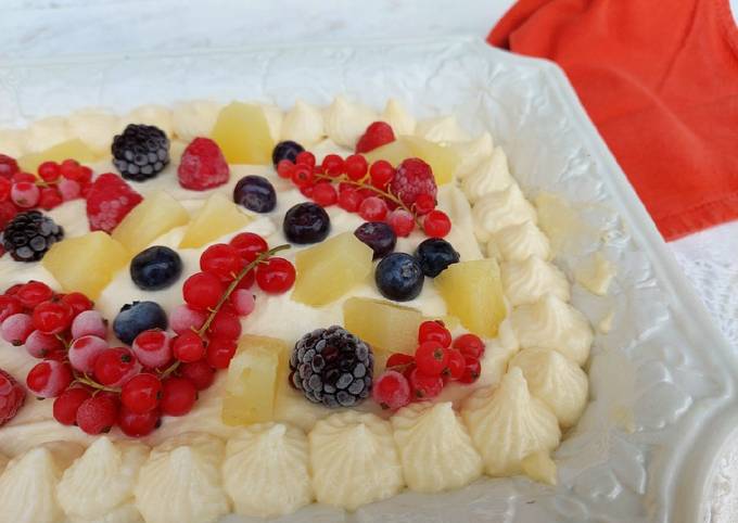 Tiramisù all'ananas e frutti di bosco