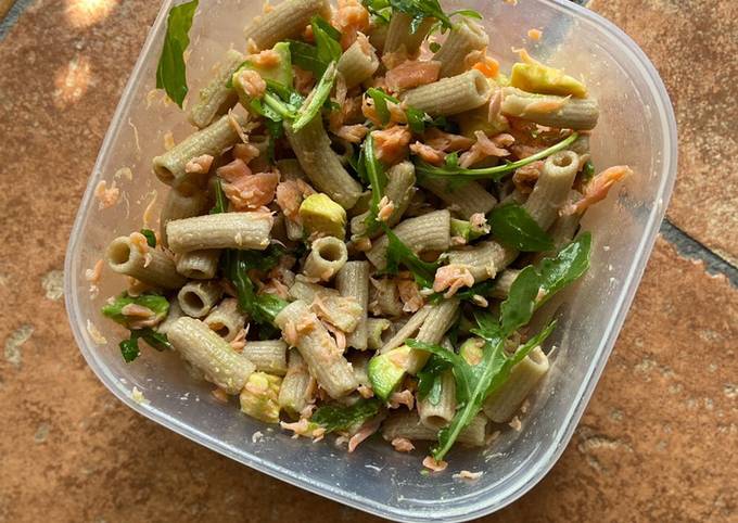 Rigatoni di grano saraceno con salmone e avocado