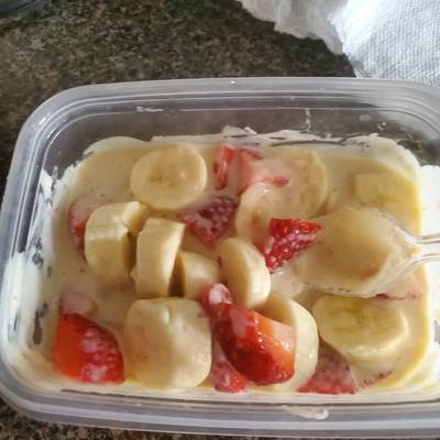 Plátano con fresa y crema Receta de Lupita Bernal Mtz- Cookpad