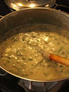 Una foto de Salsa blanca verdosa