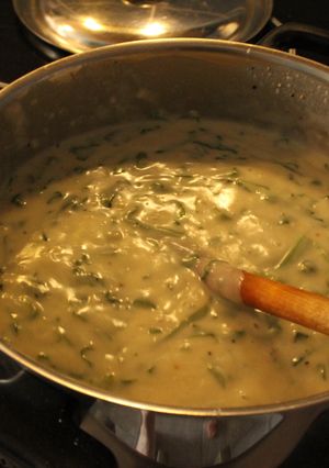Una foto de Salsa blanca verdosa