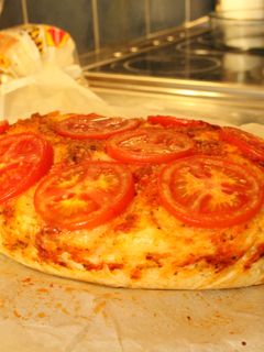 Una foto de Pizza fugaceta (creo que así se llama) y otra fugazza a la italiana
