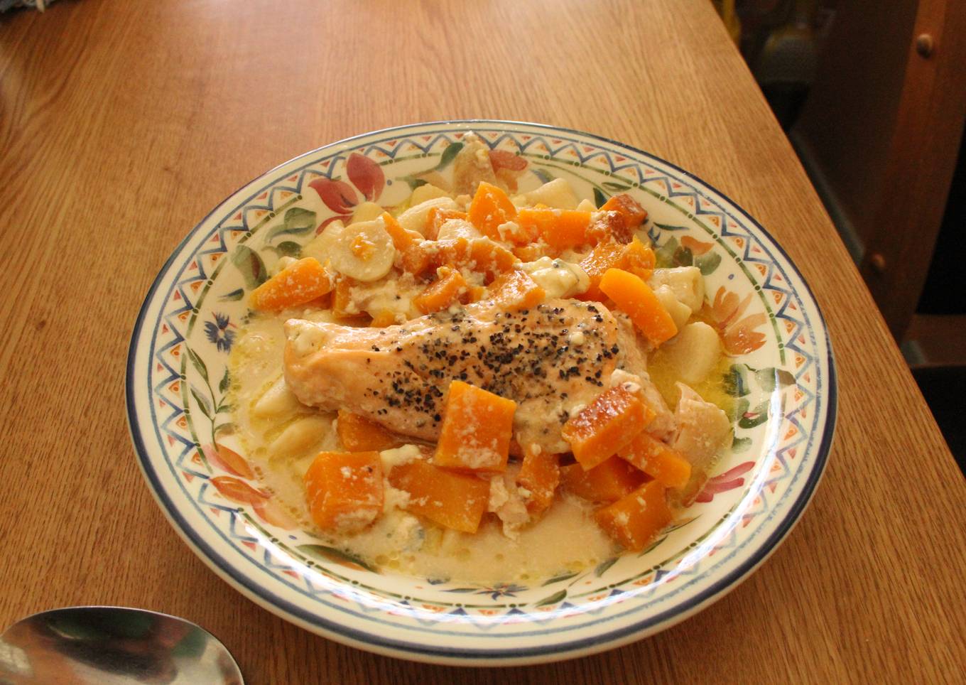 Pasta casera con salmón, calabaza y roquefort