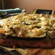 Pizza de verduras y queso roquefort