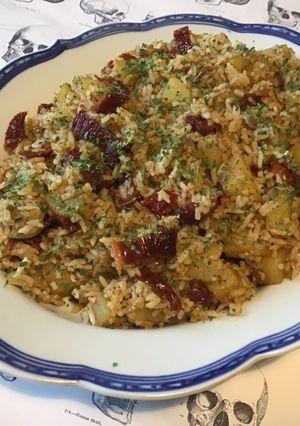 Une photo de Poêlée de riz et pommes de terre aux tomates séchées et épices indiennes