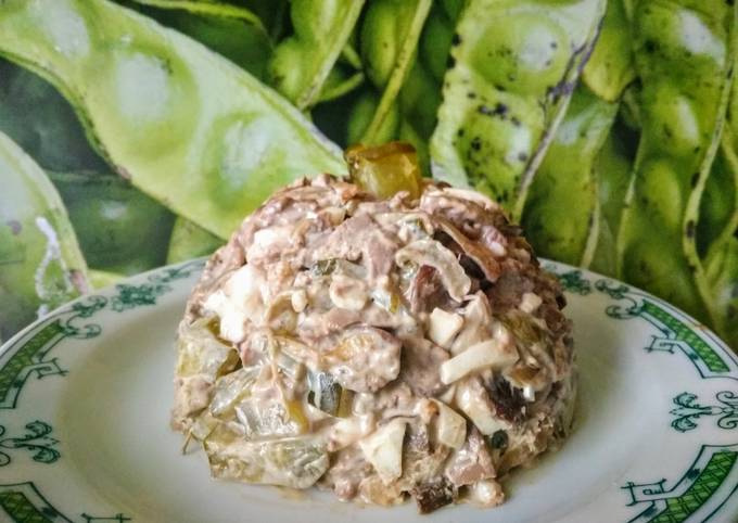 Салат белорусский с печенью и сухими грибами