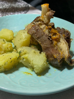 Una foto de Costillas al Jugo con papas al Romero