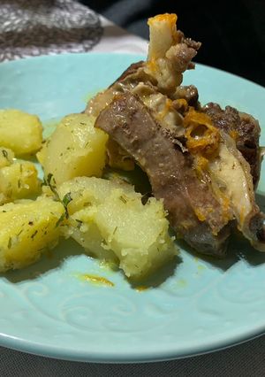 Una foto de Costillas al Jugo con papas al Romero