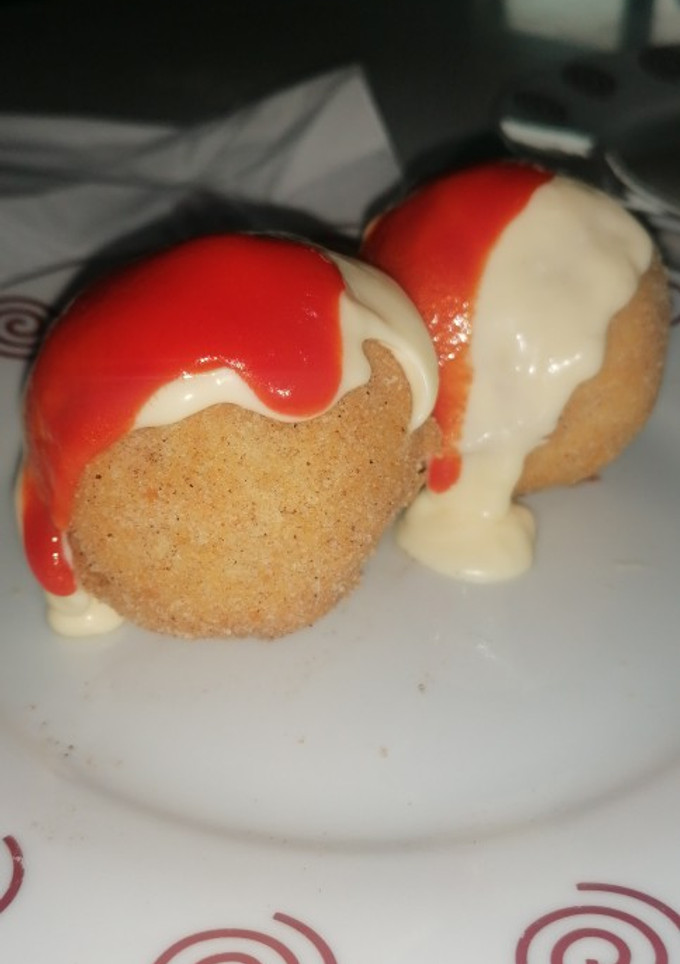 Una foto de Bombas rellenas de pollo picado y picante
