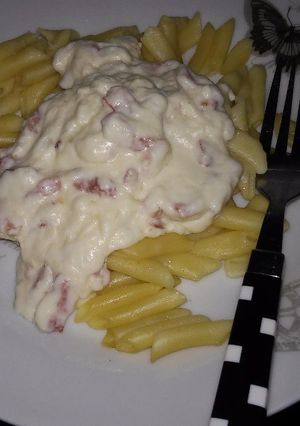 Una foto de Pasta con nata para cocinar y bacon🍝