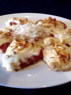 Una foto de Pimientos de piquillo rellenos de setas y gratinado de piñones