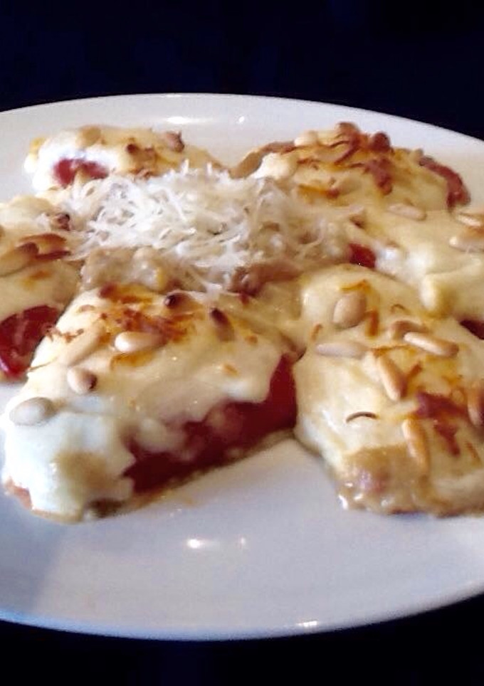 Una foto de Pimientos de piquillo rellenos de setas y gratinado de piñones