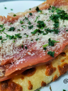 Una foto de Tosta con jamón y parmesano a la trufa