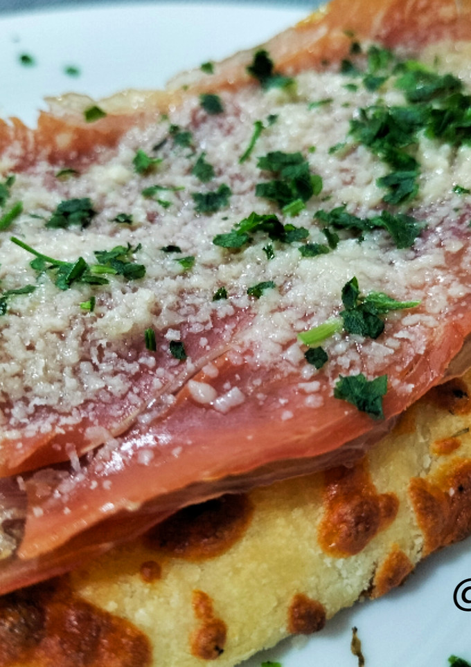Una foto de Tosta con jamón y parmesano a la trufa