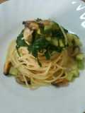 Spaghetti con cozze, zucchine e rucola