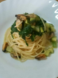 Foto di Spaghetti con cozze, zucchine e rucola