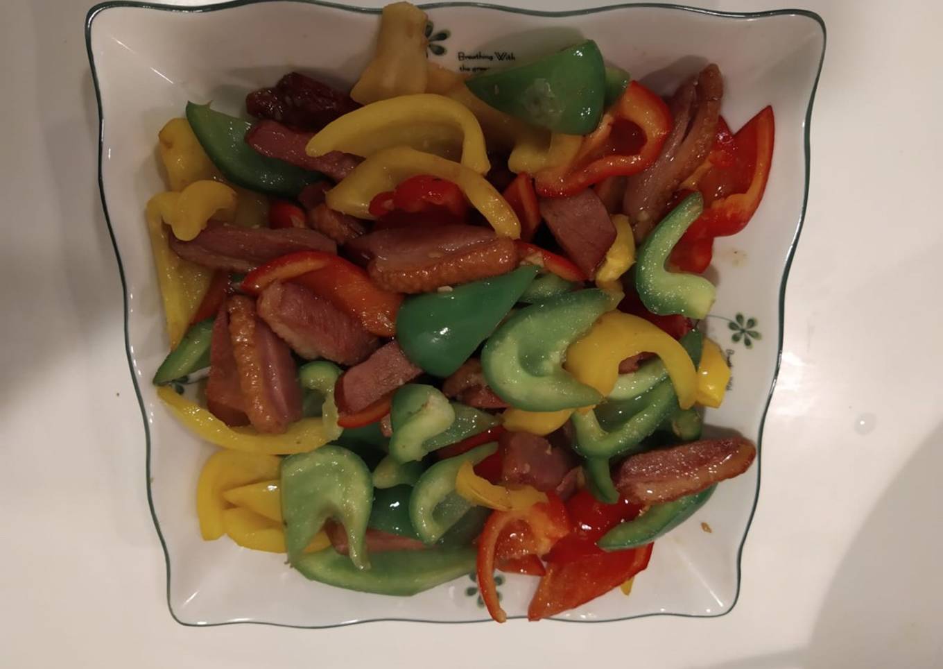 Samsek latciu jau ngap (tumis paprika dengan bebek asap)
