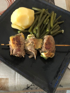 Una foto de Judías verdes hervidas con patatas y rollitos de solomillo con lámina de calabacín y queso