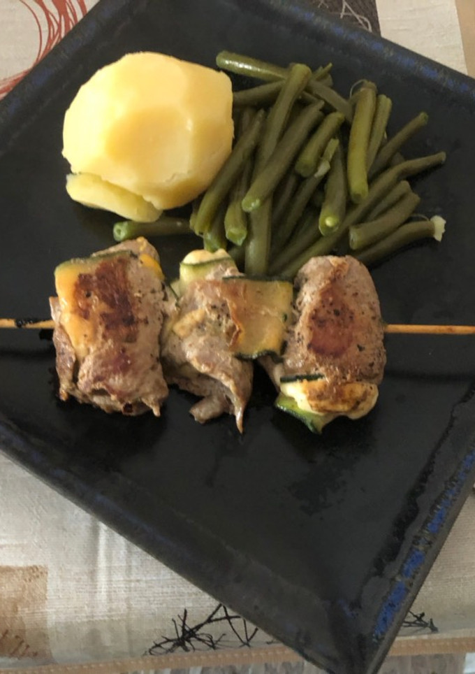 Una foto de Judías verdes hervidas con patatas y rollitos de solomillo con lámina de calabacín y queso