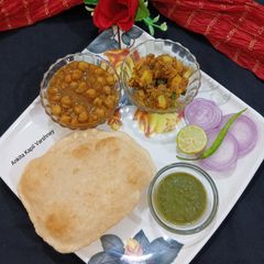 A picture of Punjabi Thali (Chole Bhature).