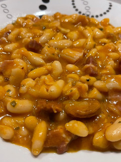 Una foto de Fabada frita con chorizo y panceta