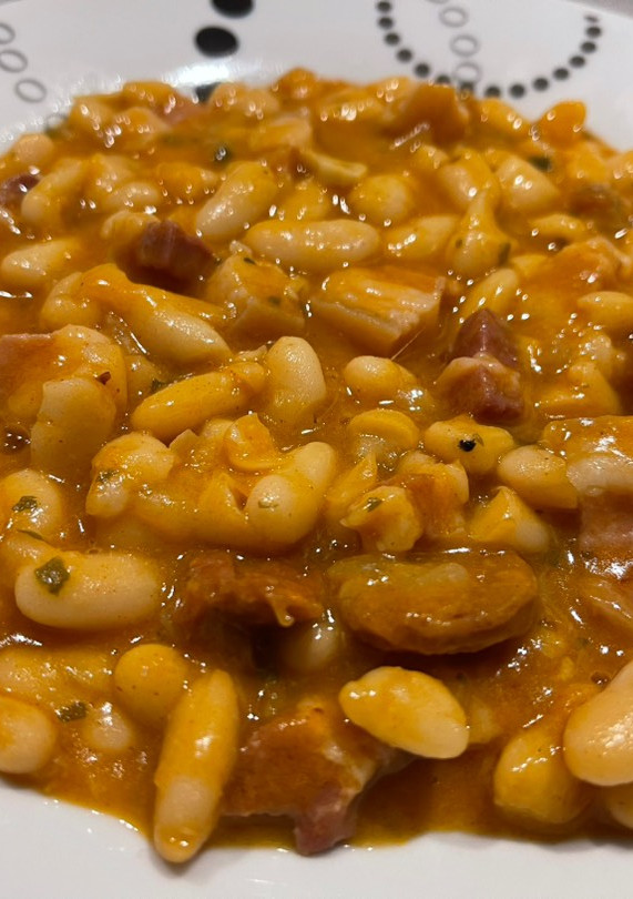 Una foto de Fabada frita con chorizo y panceta
