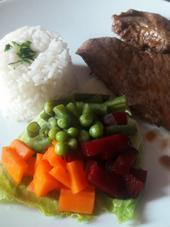 Una foto de Bistec con arroz blanco