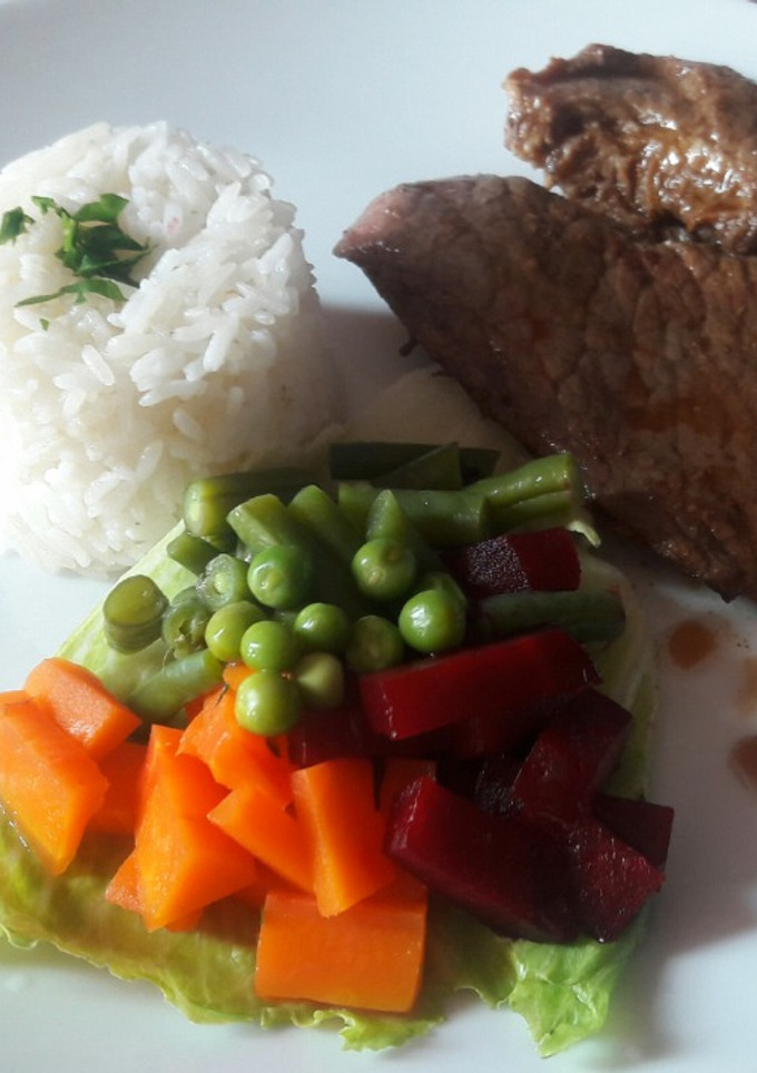 Una foto de Bistec con arroz blanco