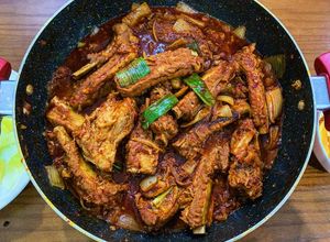 Hình của món Sườn rim kim chi chua ngọt - 김치갈비찜.