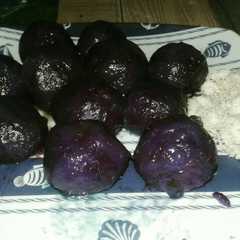 รูปของ Klepon ubi ungu