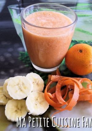 Une photo de Smoothie banane, orange (ou clémentine) et épluchures de carotte