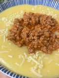 Polenta cremosa com bolonhesa e queijo
