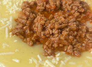 Foto de Polenta cremosa com bolonhesa e queijo