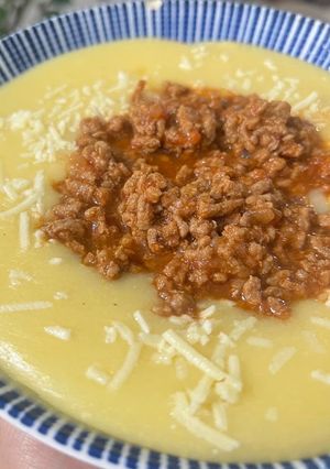 Foto de Polenta cremosa com bolonhesa e queijo