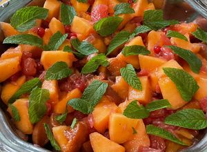 Une photo de Salade de melon, groseilles rouges, pomelo, abricots et menthe